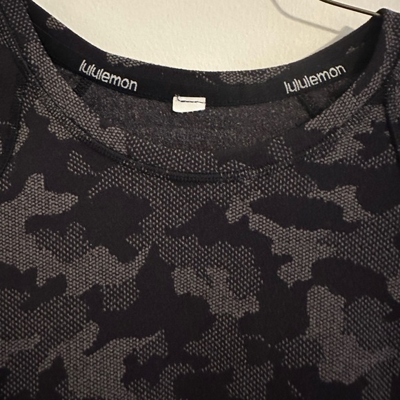 Lululemon women’s camo pullover - Picture 11 of 11